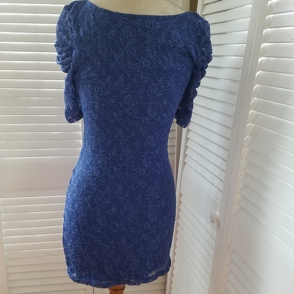 FREE PEOPLE LACE SCOOP NECK MINI BODYCON DRESS LINED BODY PUFFY ROUCHED SLEEVES - Picture 4 of 6